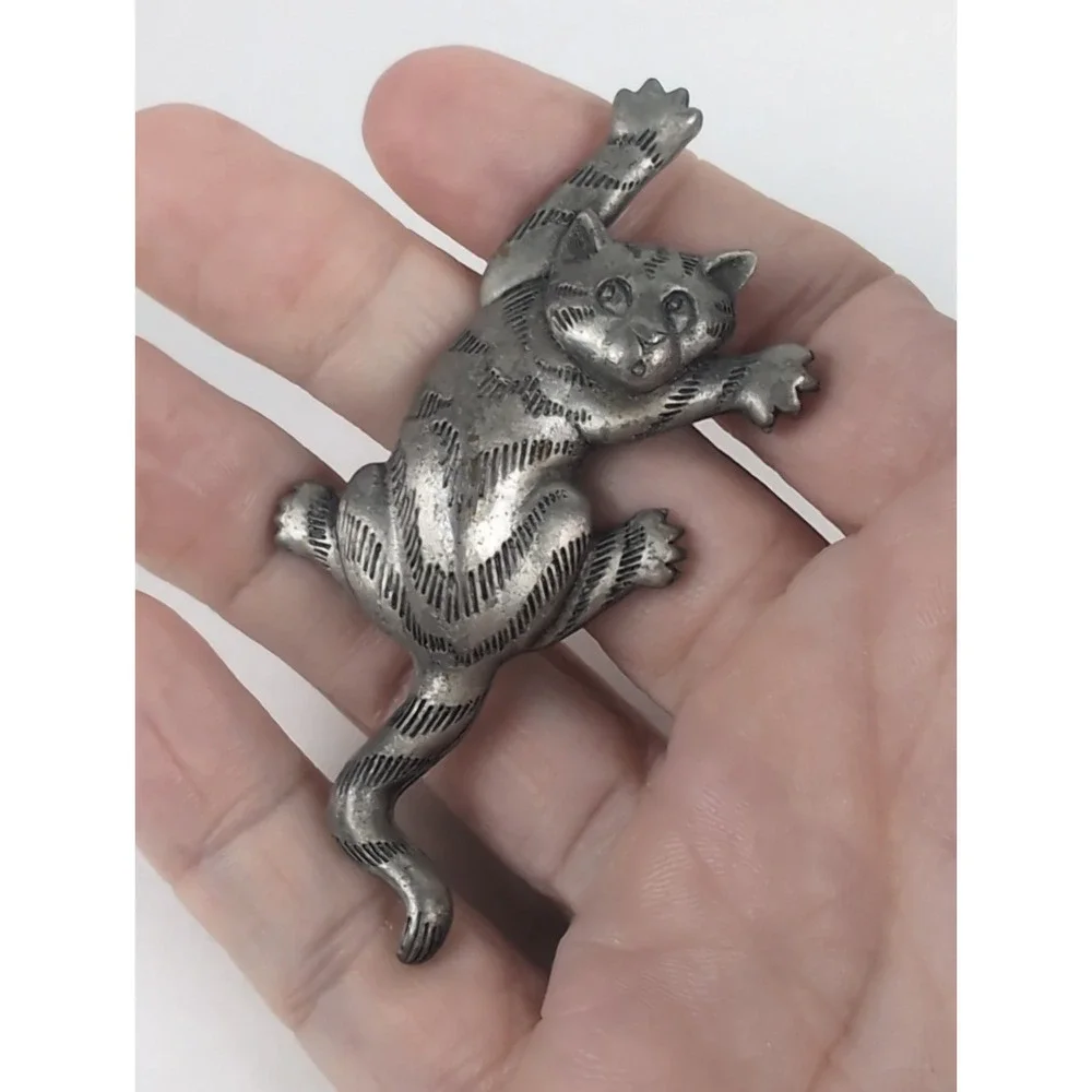 1988 JJ Vintage Silver Tone Surpriseed Climbing Cat Brooch Pin Figural Jewelry